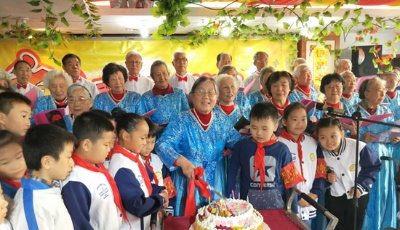 小学生走进敬老院 用零用钱为老人送蛋糕