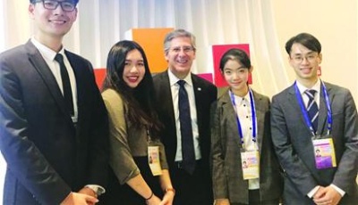 大学生应邀参加APEC