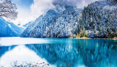 冬日的九寨溝，銀裝素裹像是一幅素雅的山水畫