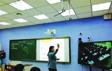 空中课堂”连千里 学生同上数学课