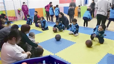 上清路小学的学生们走进超然学堂自闭症康复中心 