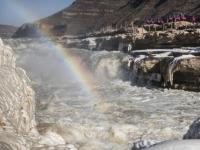 壺口瀑布：冰掛與彩虹輝映 奔騰與凝固齊存
