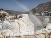 壺口瀑布：冰掛與彩虹輝映 奔騰與凝固齊存