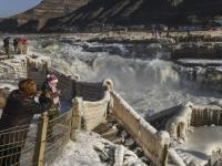 壺口瀑布：冰掛與彩虹輝映 奔騰與凝固齊存