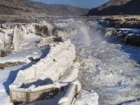 壺口瀑布：冰掛與彩虹輝映 奔騰與凝固齊存