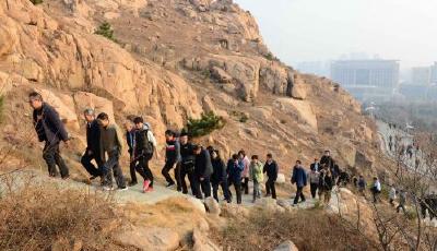 嶗山區(qū)區(qū)直機(jī)關(guān)舉辦迎新年登山活動(dòng)