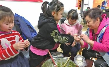 “小候鸟”社区联欢迎新年 