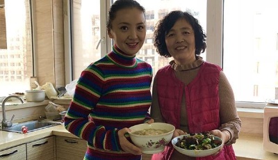 【牽媽媽的手】跨越20年的合影 在媽媽身邊才是過年