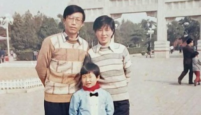 “牽媽媽的手”牽手是一種幸福