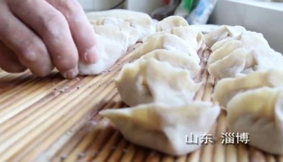 【牽媽媽的手】淚目！行李箱里媽媽的牽掛(視頻)