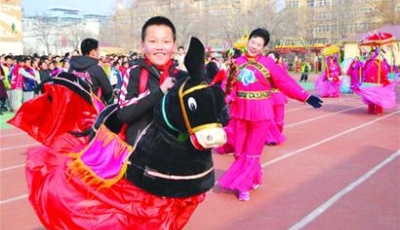 开学典礼刮起“民俗风”