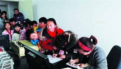 捐压岁钱，帮残疾人添置轮椅