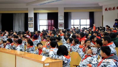 嘉峪关学校学雷锋日:"爱的罚单"呼吁交通文明