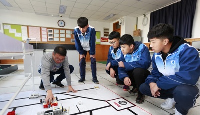 学习型研究型团队智慧育人！崂山二中打造充满活力的现代化学校