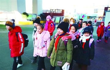 推迟到校时间，孩子上课更“精神”