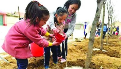  城乡小学共植“同心林”
