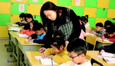 “借道”破窗而入,救回两条命 