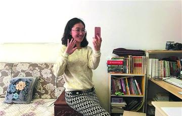 美女老师当“主播”解疑释惑“铁粉”多