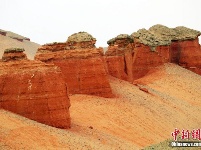 新疆托克遜縣天山深處隱匿“紅色城堡”