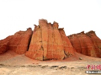 新疆托克遜縣天山深處隱匿“紅色城堡”