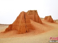 新疆托克遜縣天山深處隱匿“紅色城堡”