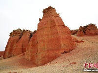 新疆托克遜縣天山深處隱匿“紅色城堡”