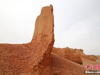 新疆托克遜縣天山深處隱匿“紅色城堡”