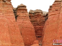 新疆托克遜縣天山深處隱匿“紅色城堡”