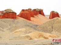 新疆托克遜縣天山深處隱匿“紅色城堡”