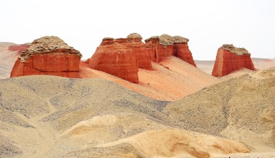 新疆托克遜縣天山深處隱匿“紅色城堡”