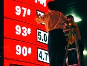 @所有車主 油價迎年內(nèi)最大漲幅！下班快去加油吧