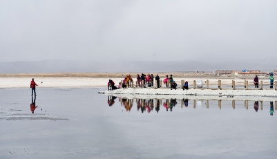 中國“天空之鏡”茶卡鹽湖開園迎客
