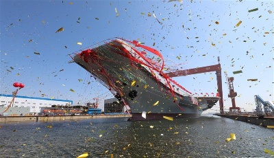 中國(guó)第一艘國(guó)產(chǎn)航母13日清晨離開(kāi)碼頭開(kāi)始海試