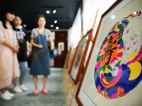 【圖片故事】“95后”接棒傳承木版年畫