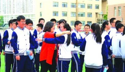 学生与育人导师相拥为成长点赞