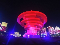 青岛“灯光秀”流光溢彩  五四广场栈桥成“网红”景点