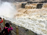 黃河壺口瀑布現半清半濁景觀