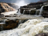 黃河壺口瀑布現半清半濁景觀