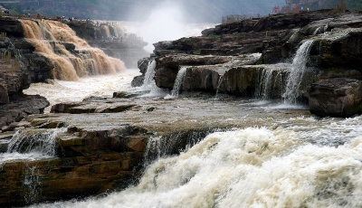 黃河壺口瀑布現半清半濁景觀