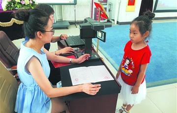 启用高拍仪小学报名更便捷