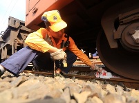 【高溫下的勞動者】  伏天里的90后調車工