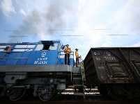 【高溫下的勞動者】  伏天里的90后調車工