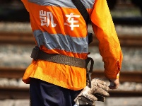 【高溫下的勞動者】  伏天里的90后調車工