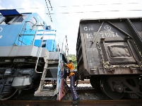 【高溫下的勞動者】  伏天里的90后調車工