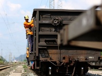 【高溫下的勞動者】  伏天里的90后調車工