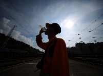 【高溫下的勞動者】  伏天里的90后調車工