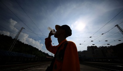 【高溫下的勞動者】  伏天里的90后調車工