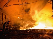 鋼鐵工人高溫下的堅守