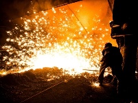 鋼鐵工人高溫下的堅守