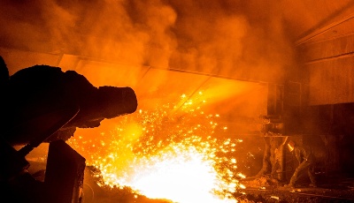 鋼鐵工人高溫下的堅守